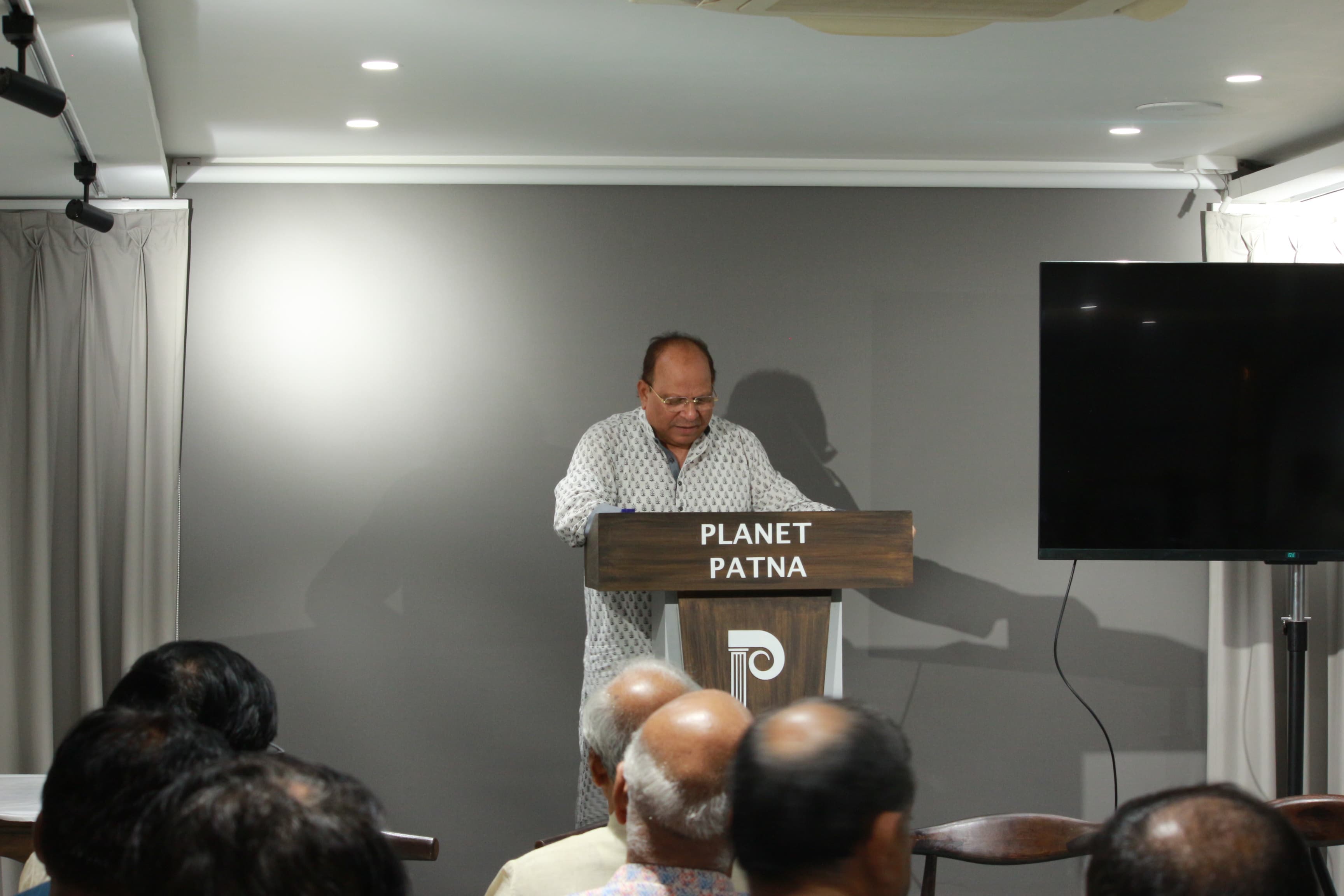 Dr. Vinay Kumar delivering his talk on psychology and archaeology
